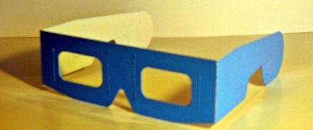 ブルーライトピンホールメガネ両機能使用時・ブルーライトピンホールメガネブルーライト機能|株式会社無限デザインスタジオ
